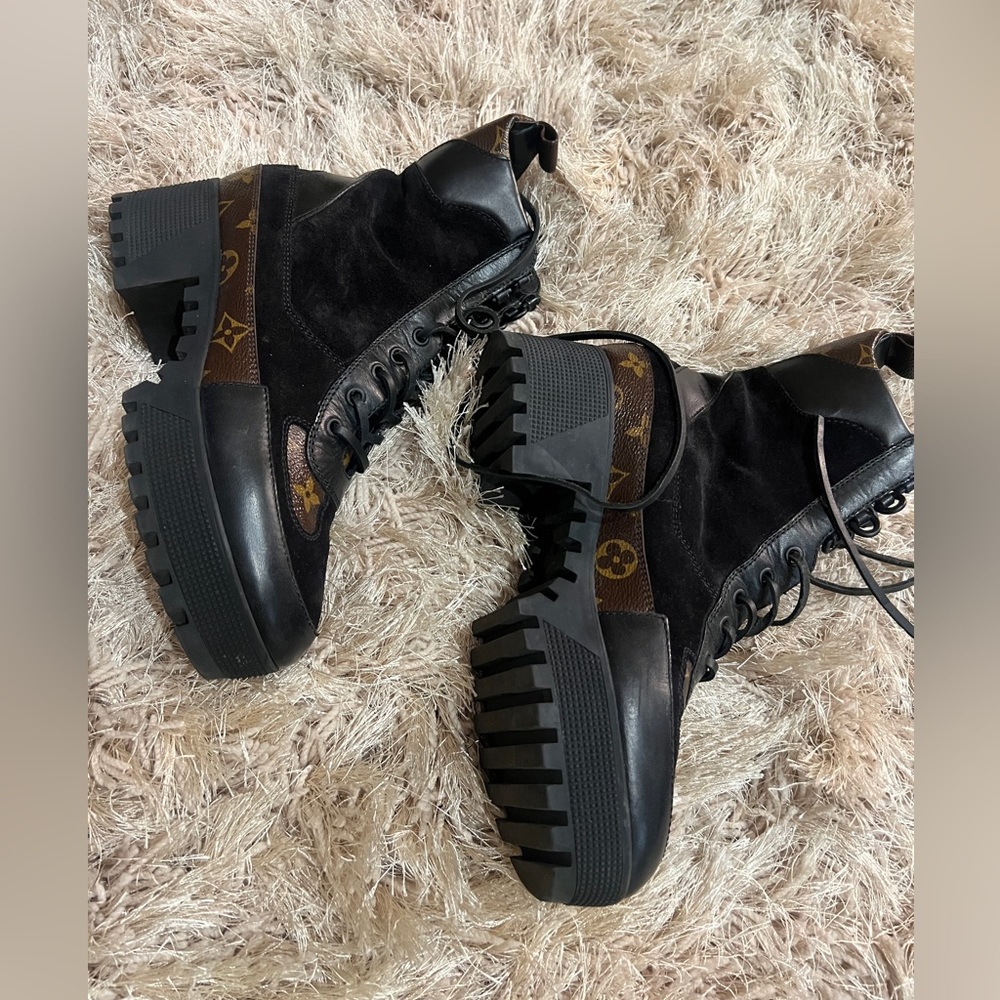 Louis Vuitton
Lauréate lace up boots